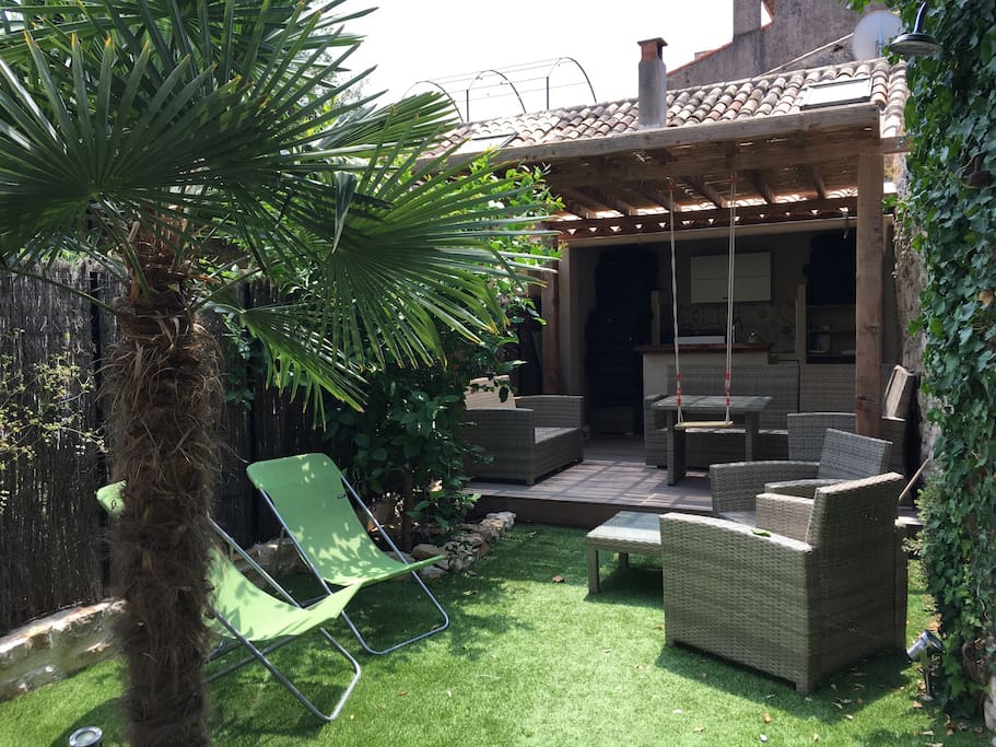 Private Garden with kitchen
