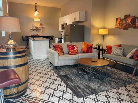 Sleeps 15! 6 Bdrm / 3 Baths, 5 min to Cincinnati