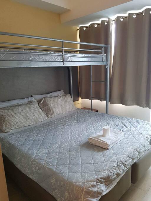 Queen bed set up