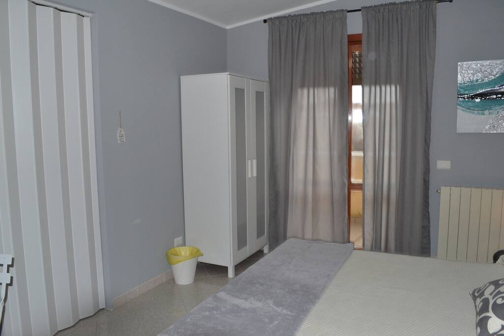 Stanza matrimoniale con bagno privato \ Queen bedroom with private bathroom