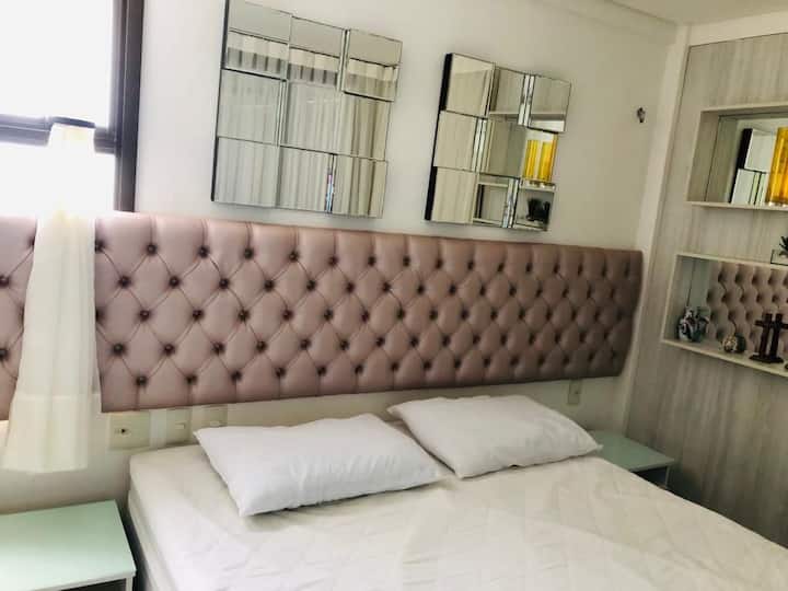 Quarto de casal com ar conditioned.