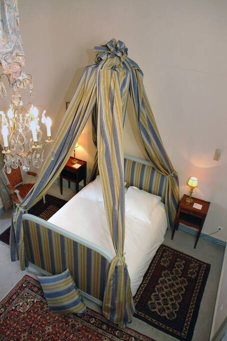 La chambre des parents avec son lit à baldaquin à la polonaise