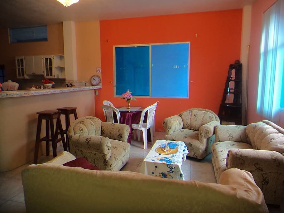 Una sala donde pueden relajarse. The living room where you can relax.