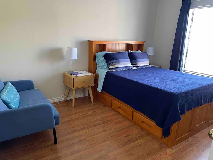 אחד מ -3 חדרי שינה עם מיטה בגודל מלא