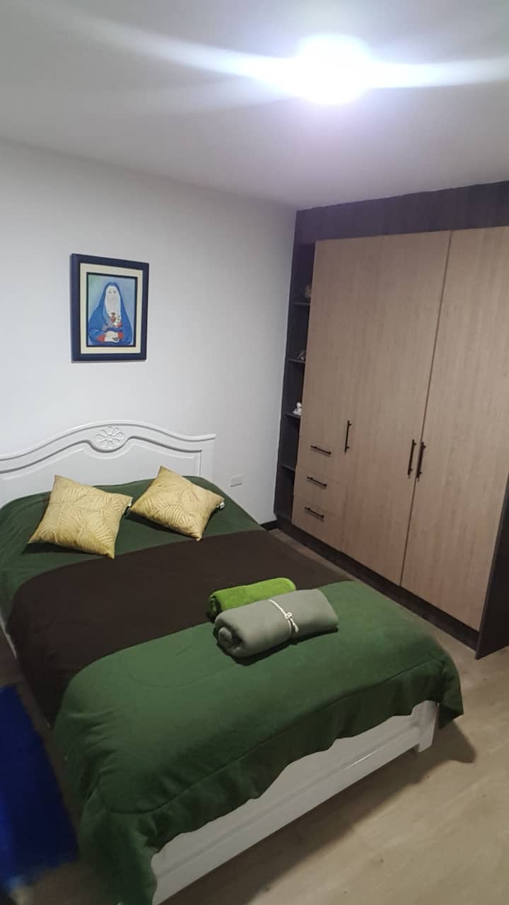 Camera con letto matrimoniale 