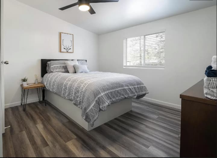 Guest Bedroom with queen size bed.