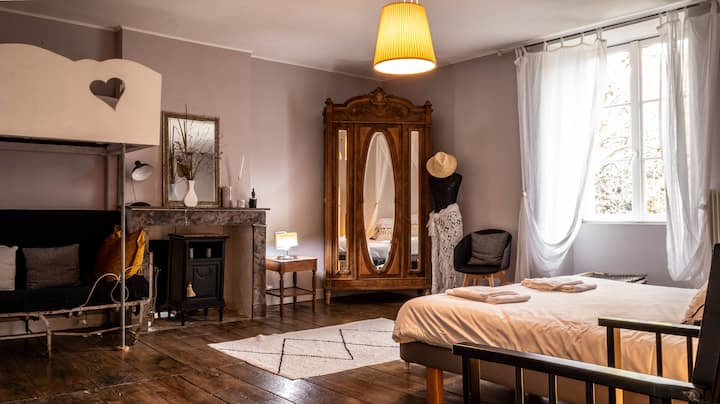 جناح رئيسي مزدوج 160/200، وسريرين مفردين، وحمام داخلي