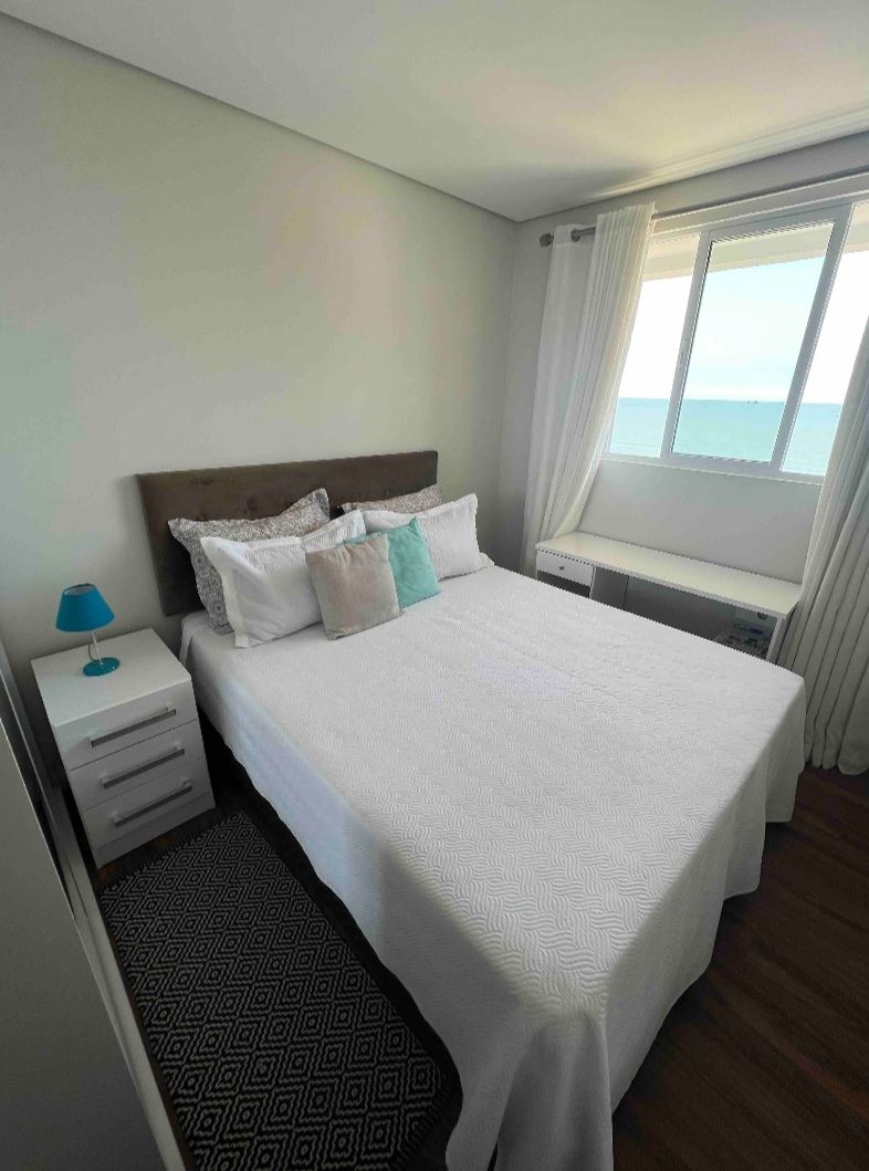 Habitación 3 con vista al mar y cama tamaño queen con aire acondicionado dividido. 