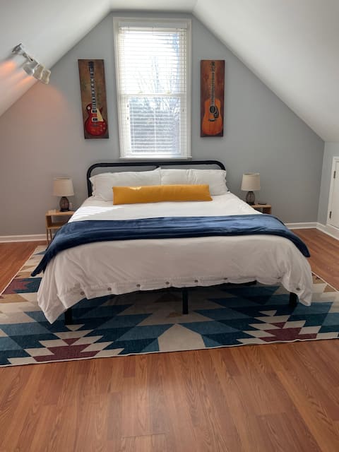 Cheerful Guest Suite