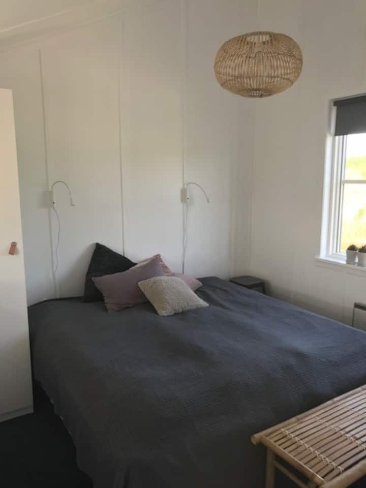 Საძინებელი ორადგილიანი საწოლით