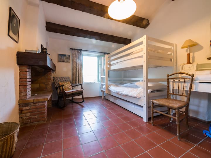 zimmer mit Etagenbett/Arbeitszimmer im Hauptschlafzimmer