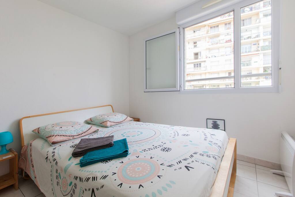 Chambre 1 : Lit 2 places, tables de chevets, miroir, armoire et cintres
