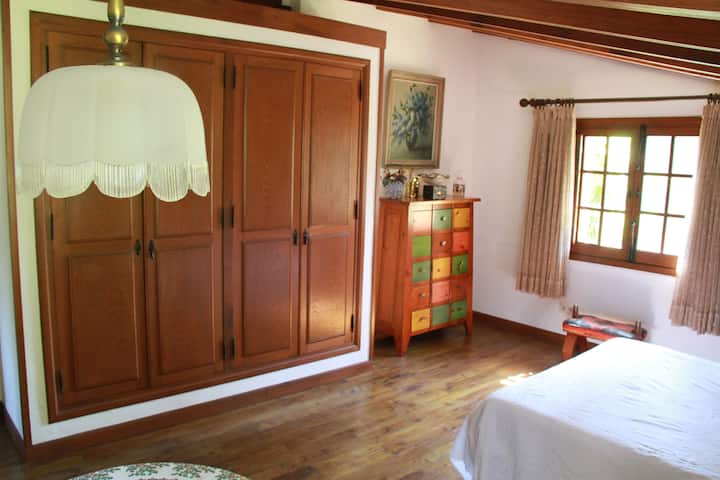 Dormitorio de cama matrimonial