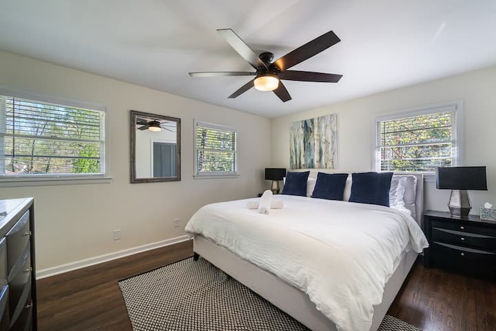 Glavna spavaća soba na katu: ormar i 2 noćna ormarića i Smart TV.