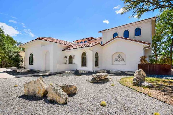 Clifftop Luxury: Pool, Sunsets & Panoramic Views gallery image 2