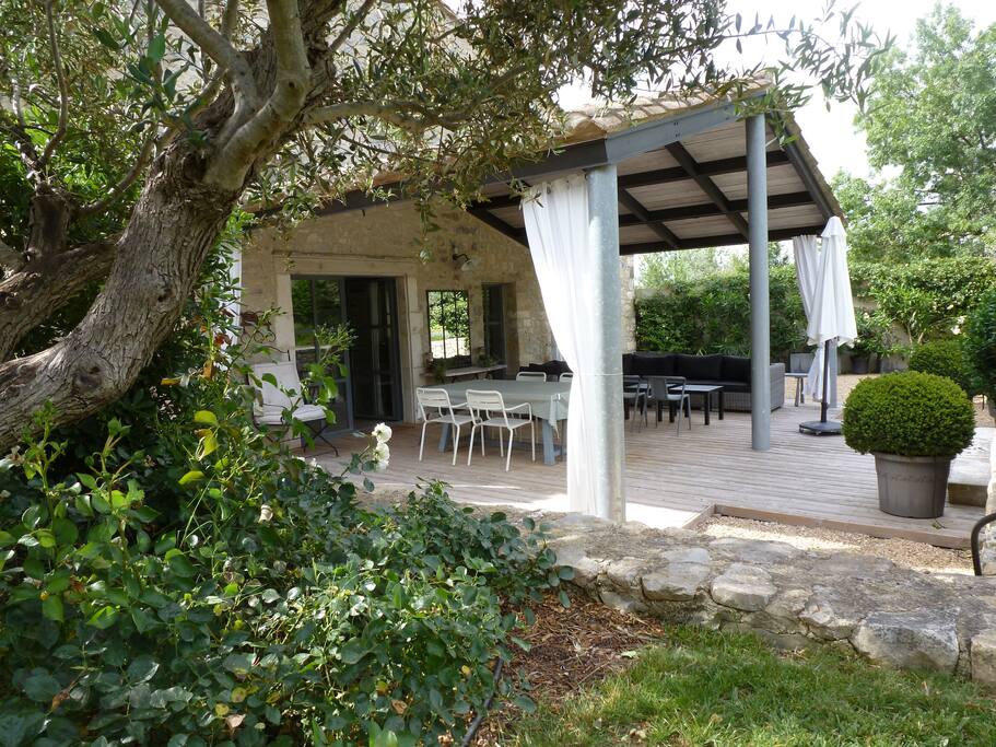 L'auvent, centre de vie entre maison et jardin