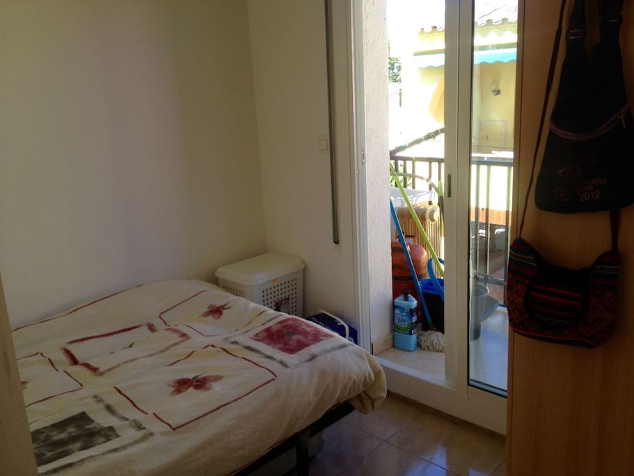 La misma habitación (la cama es ancha, de 1'10m) / Same bedroom (bed is 1'10m wide)