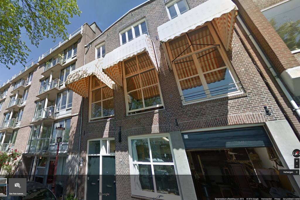 Voorzijde, met het restauratie-atelier op de begane grond en het appartement op de tweede etage