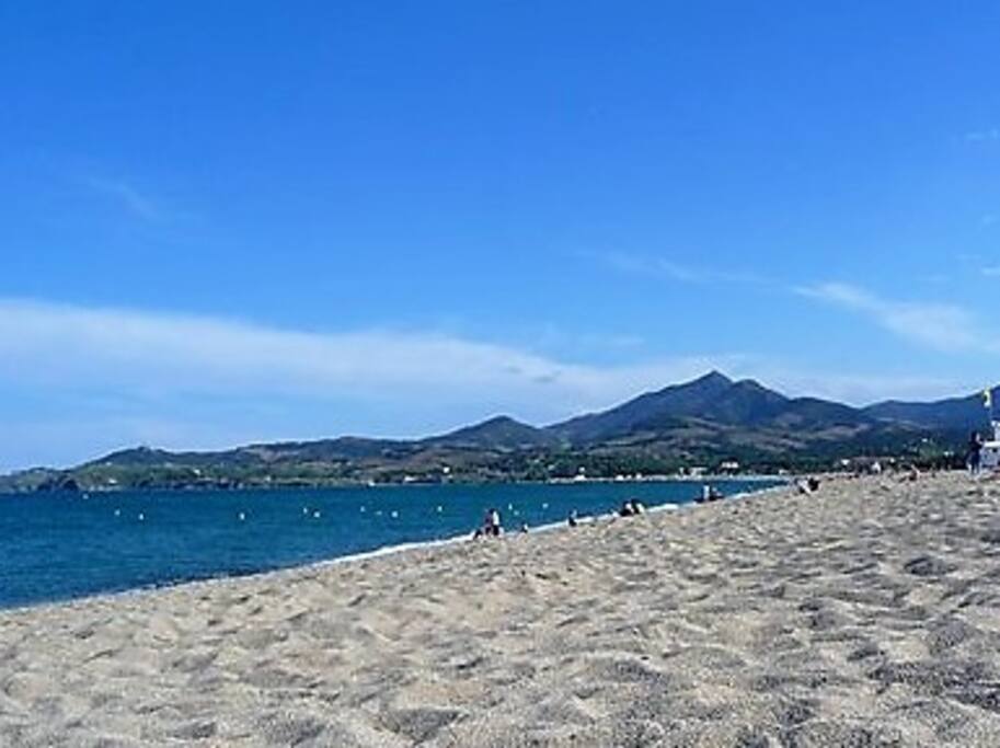 La plage est à proximité immédiate, accessible très facilement à pied