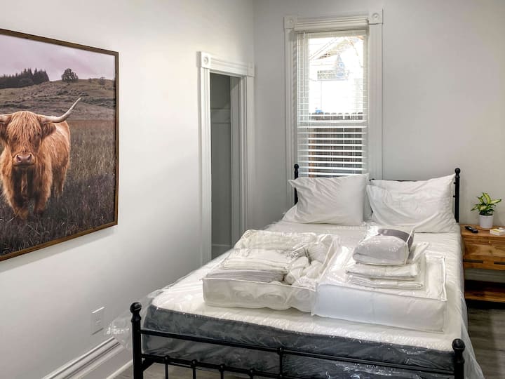 חדר שינה מס '2.

רק הסדינים והמצעים הטובים ביותר של ברוקלין והמזרן של קספר מספקים את שנת הלילה הטובה ביותר האפשרית.  