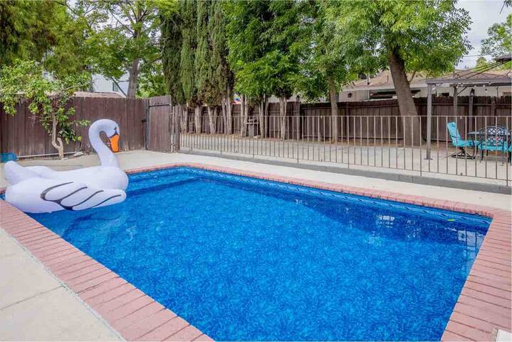 Pool Sleep 10! L.A -Sherman Oaks – Top location! gallery image 3