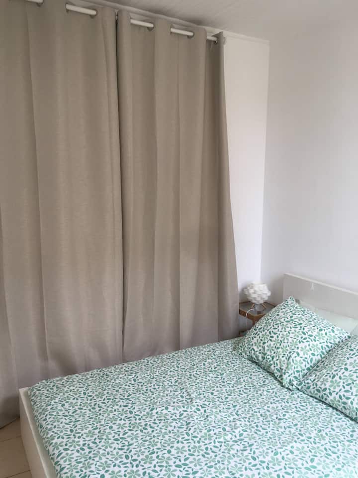 Dormitorio separado con vestidor grande