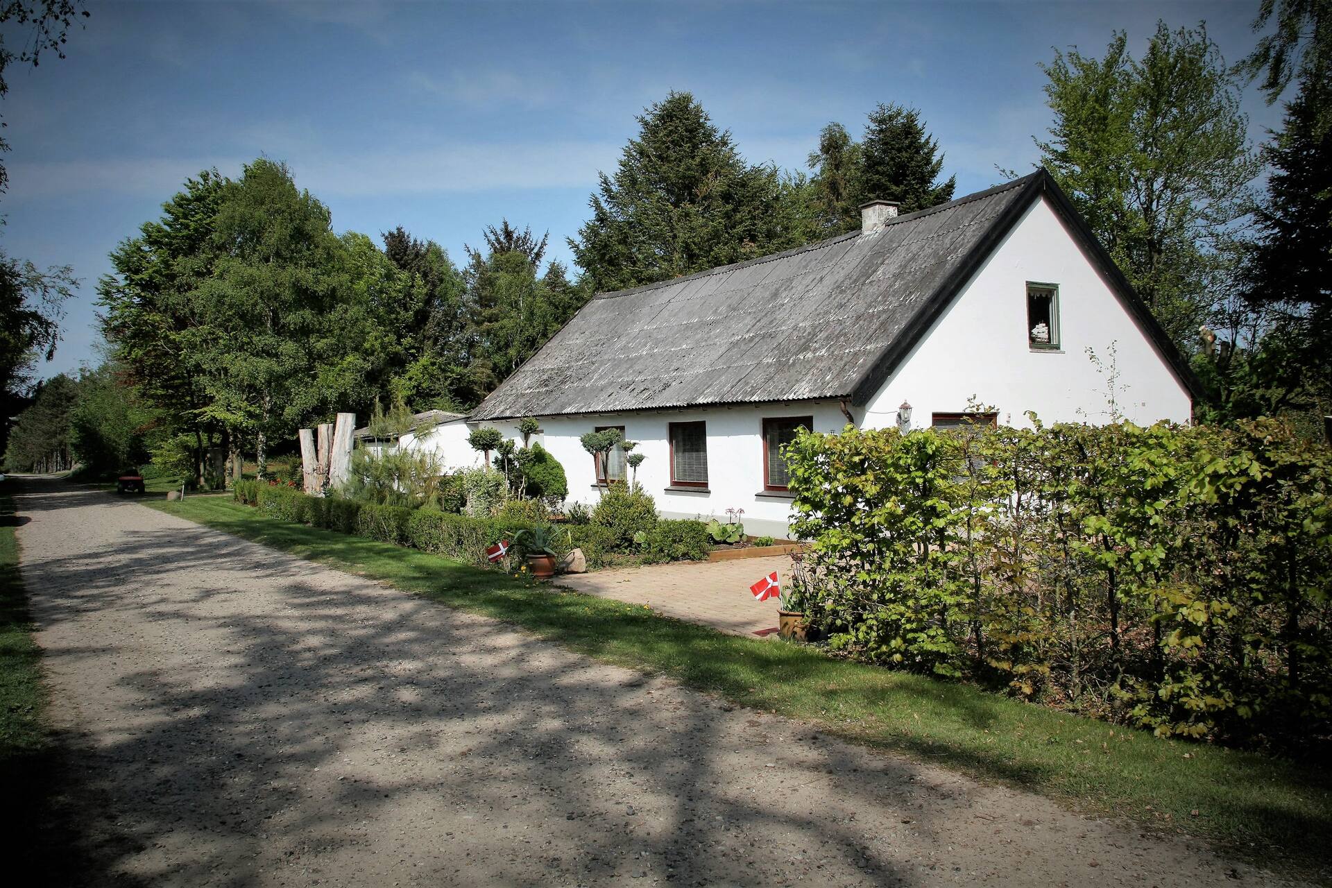 Open year-round for vacations and leisure activities in a large garden and park.