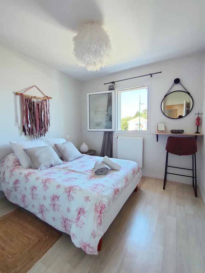 החדר...מיטה במרחק 140 ס"מ