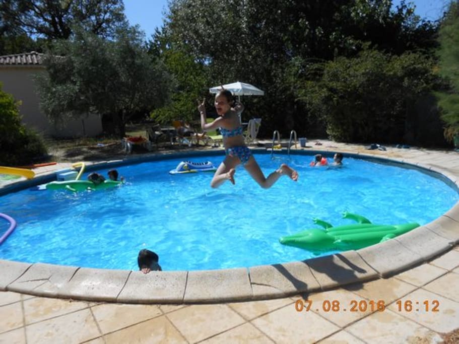 les délices de la piscine et ses bains de soleil