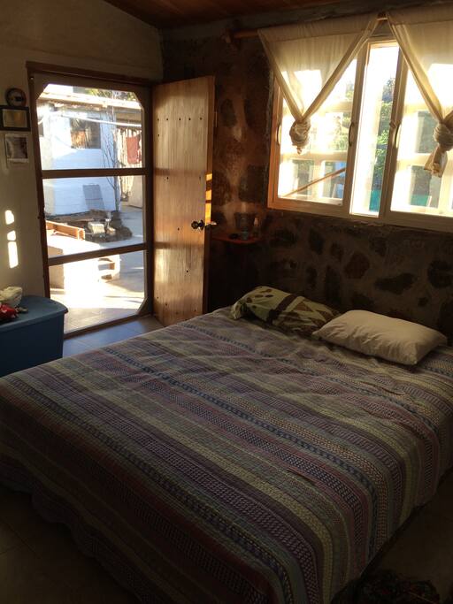 Confortable bedroom with king size bed, good air flow, two access doors and private bathroom.