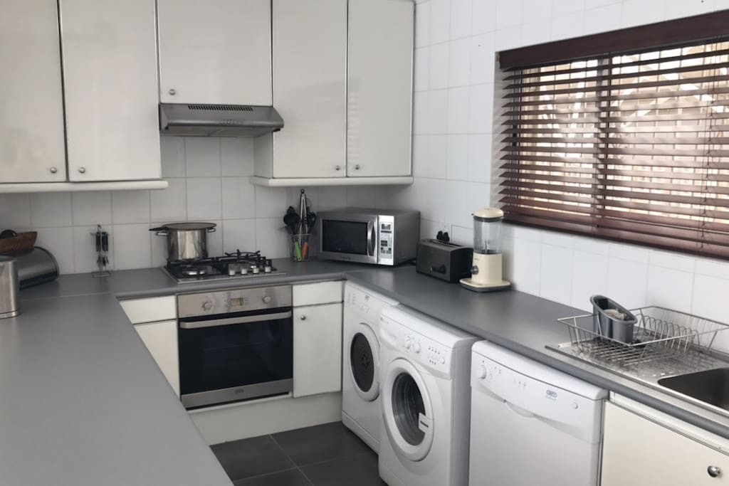 Kitchen with gas hob, washer, dryer and dishwasher