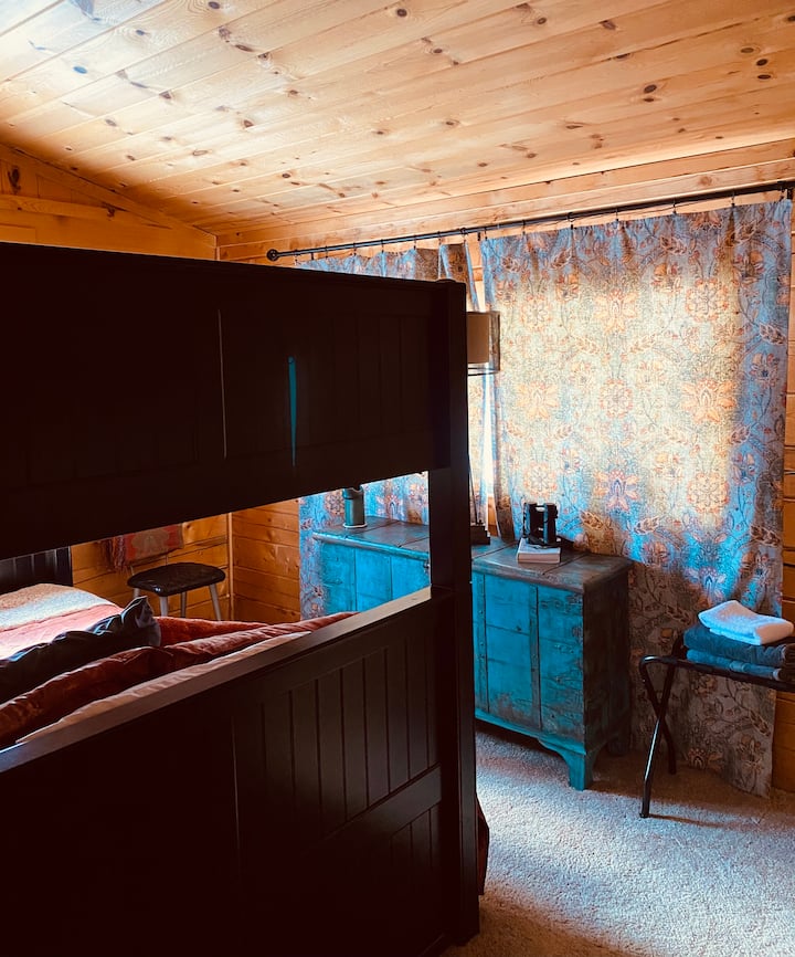 Chumba cha ghorofa: kilicho na dirisha kubwa la kwenda msituni.  Hakuna nyumba za mbao nyuma yetu.  