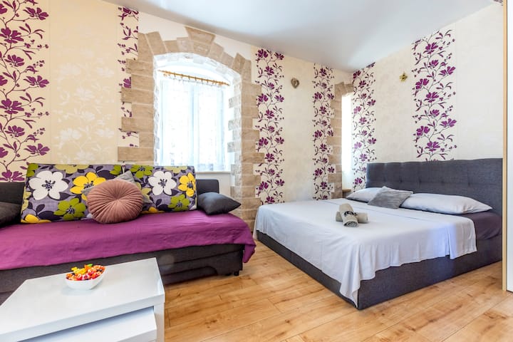 Bed 160x200 cm en bank die, wanneer het open is, ook geschikt is voor 2 personen, groot ook 160x200 cm