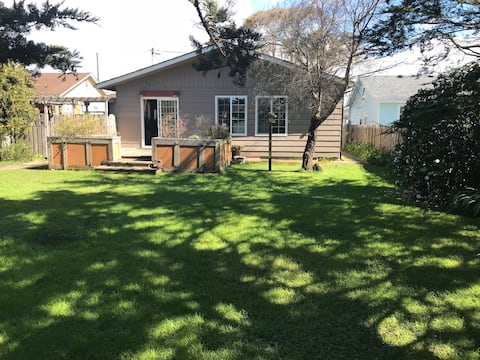 Sea-Renity Palm Cottage- 2 blocks to Sea, hot tub