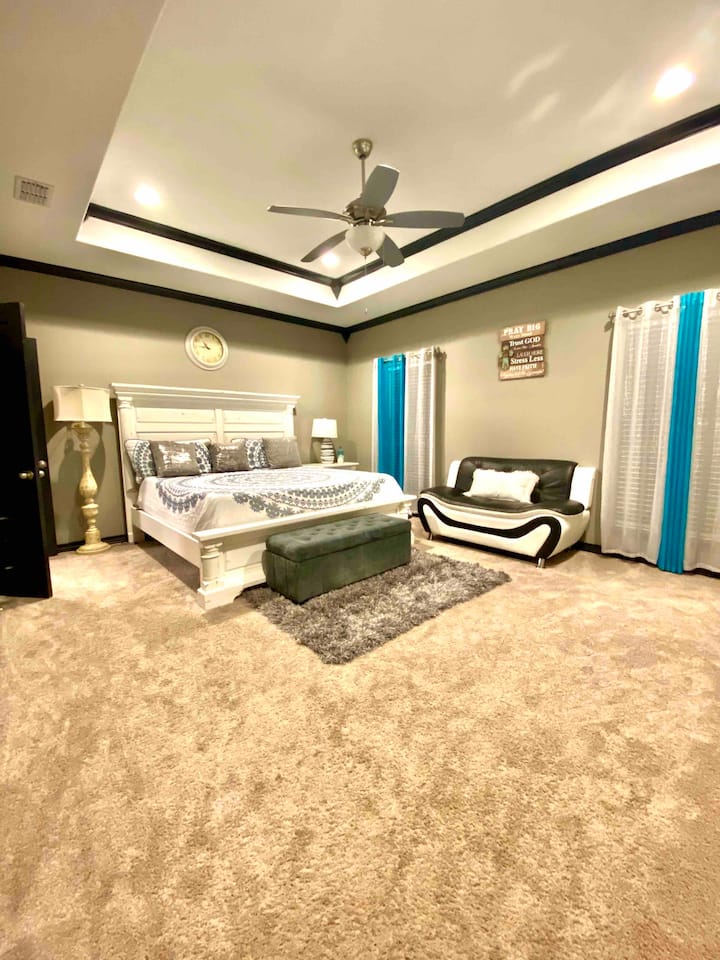 Არაჩვეულებრივი ფართო მთავარი საძინებელი .