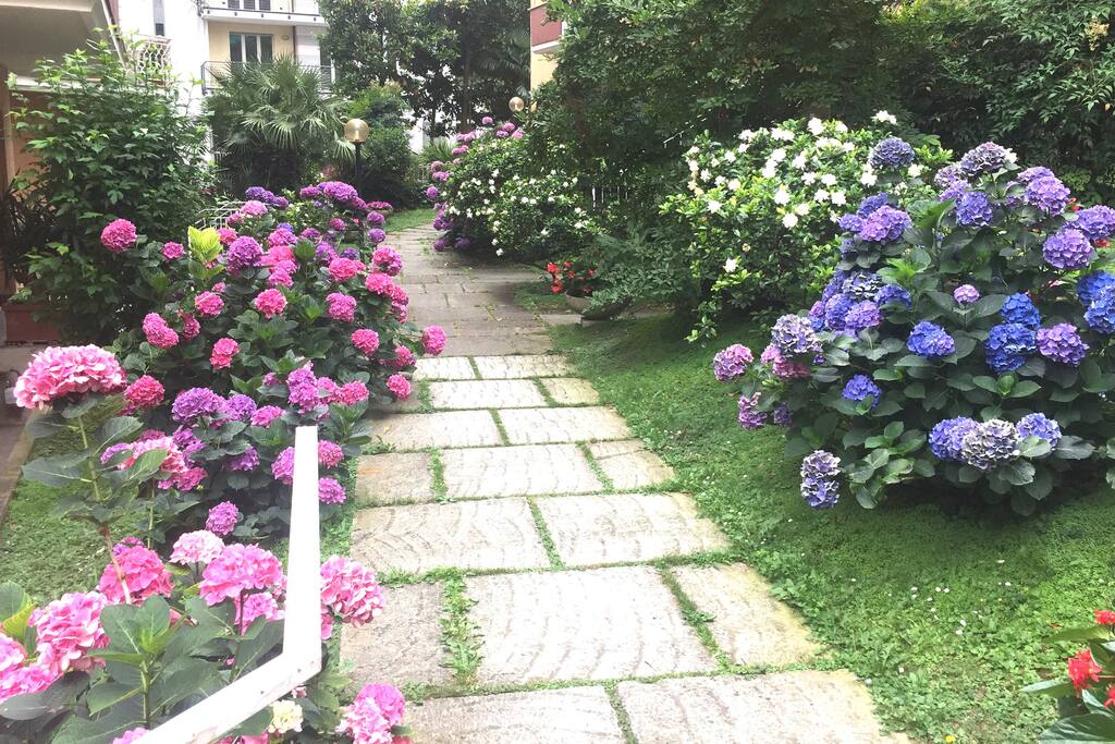 Giardino con custode - Flower garden with gatehouse