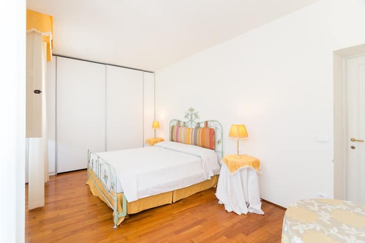 Оранжевата спалня - суперголямо двойно легло