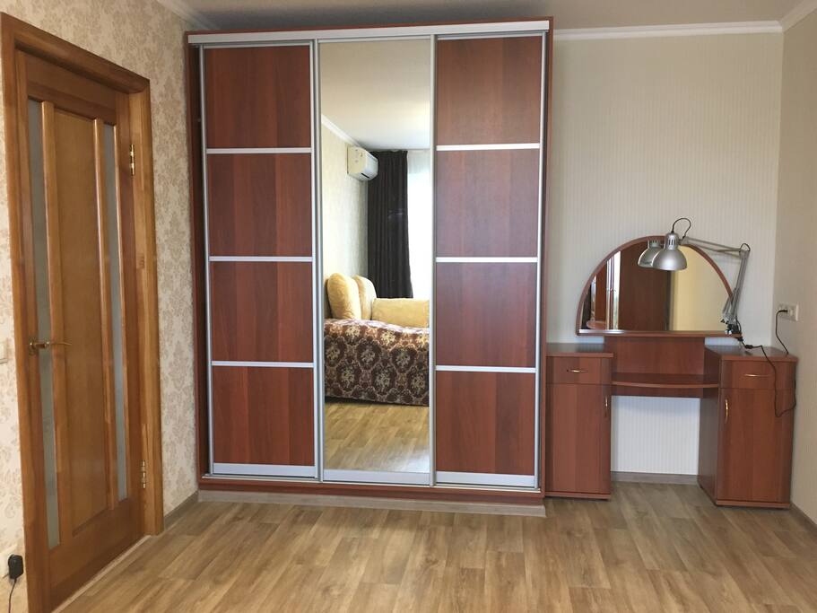Вместительный шкаф и туалетный столик