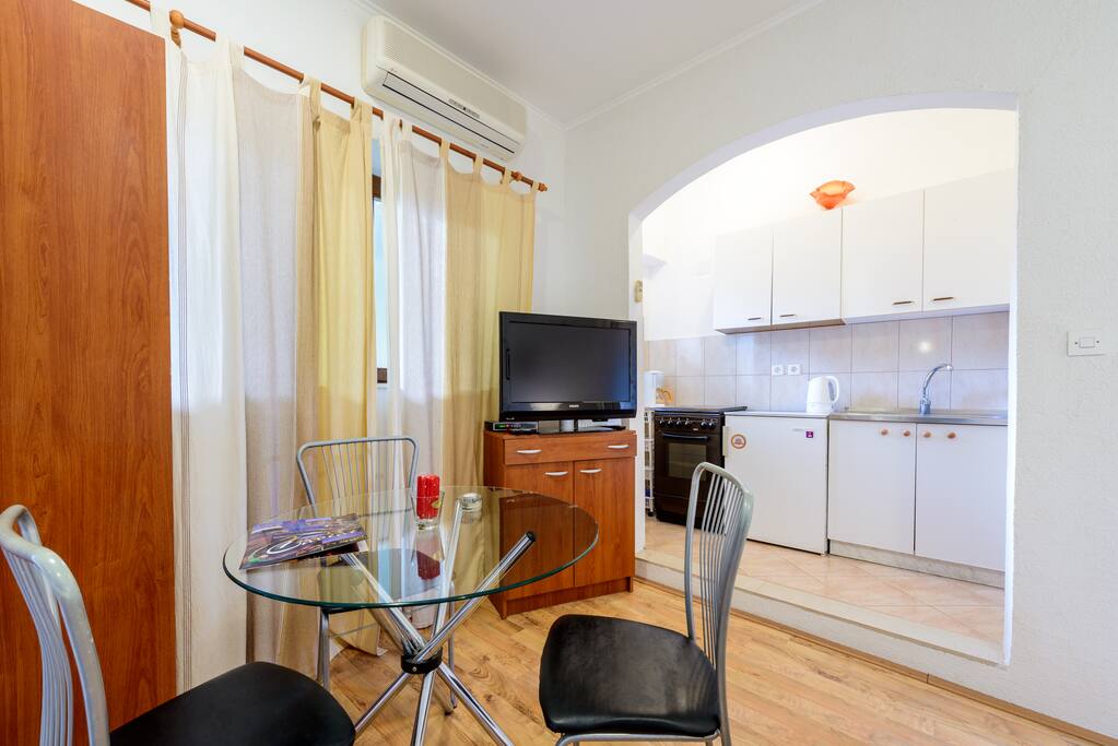 Dining/kitchen area