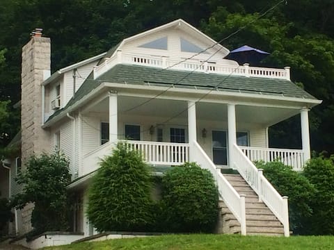 Lake Cottage Charm-no large party/event