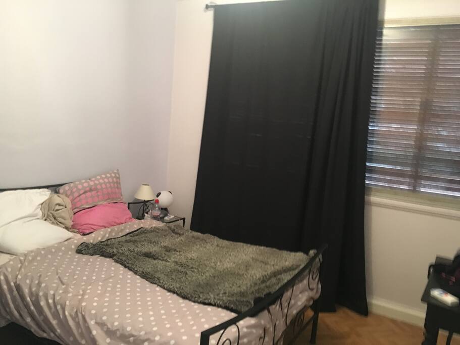 chambre avec lit 2 places et penderie