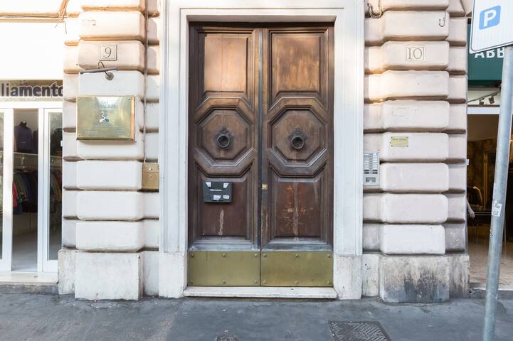 BMGA | Glam Industrial 3-bed apartment @Termini gallery image 5