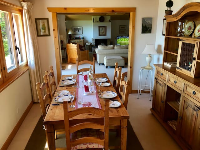 Le Petit Chalet – ski-in / ski-out private chalet gallery image 3