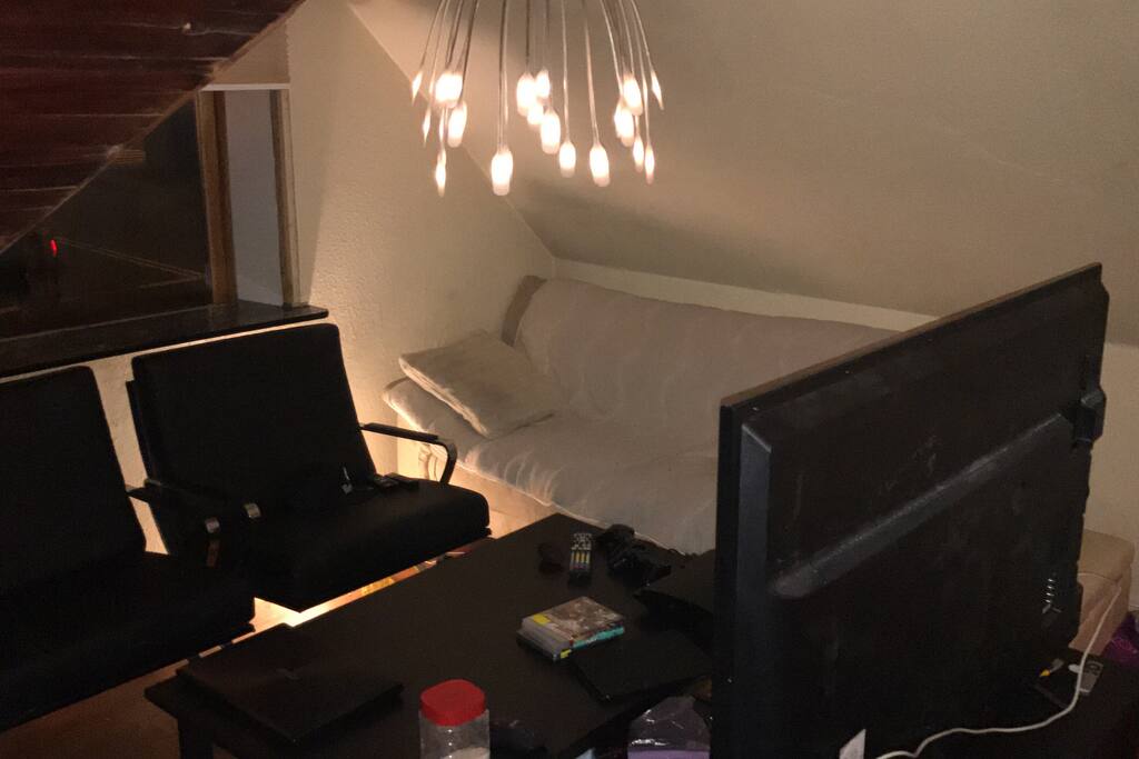 TV stue på førstesal med adgang til seng (1x90x180) og sofaset(3/2)