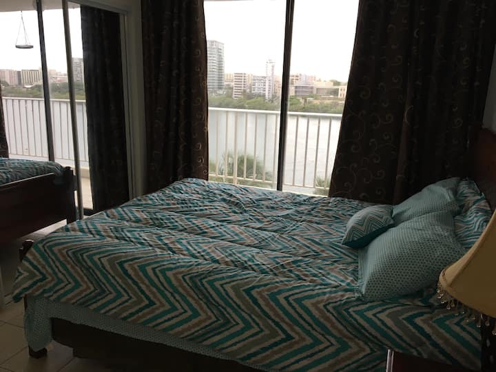 房间配有标准双人床，可欣赏康达多泻湖（ Condado lagoon ）的美景。 