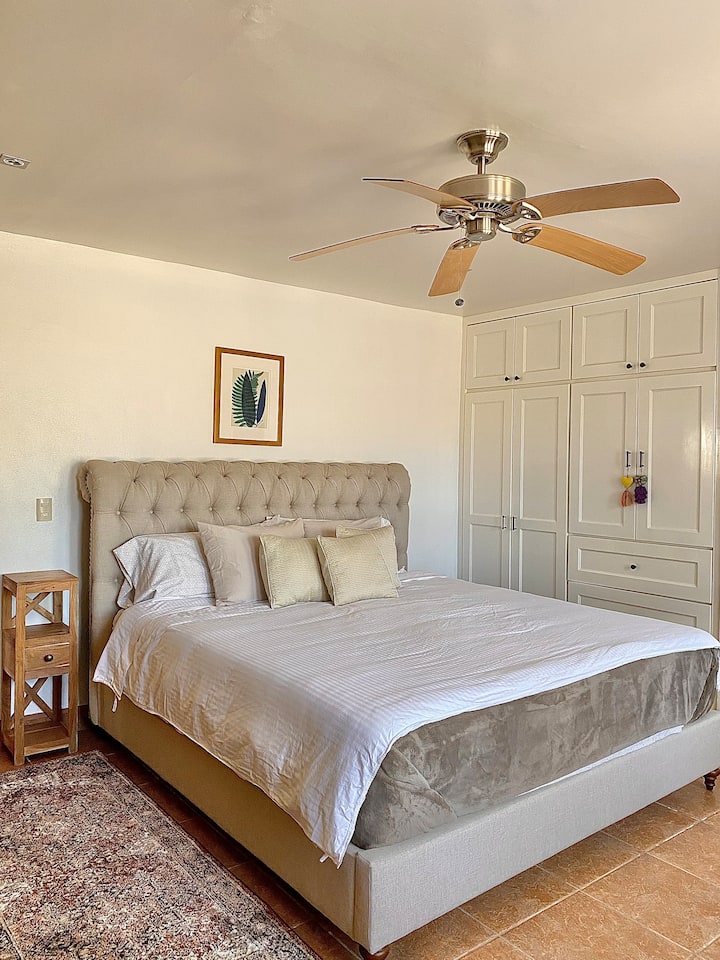 Ოთახი Casa Flora-ში, საწოლი 193 × 203 სმ, გასაშლელი დივანი, დიდი კარადა, ჭერის ვენტილატორი, სარკე. 