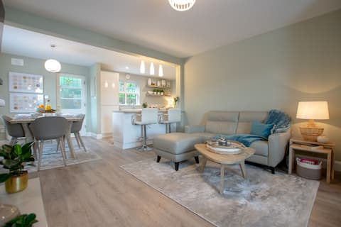 LIVE LIKE A LOCAL! Waterside Cottage--walk to town