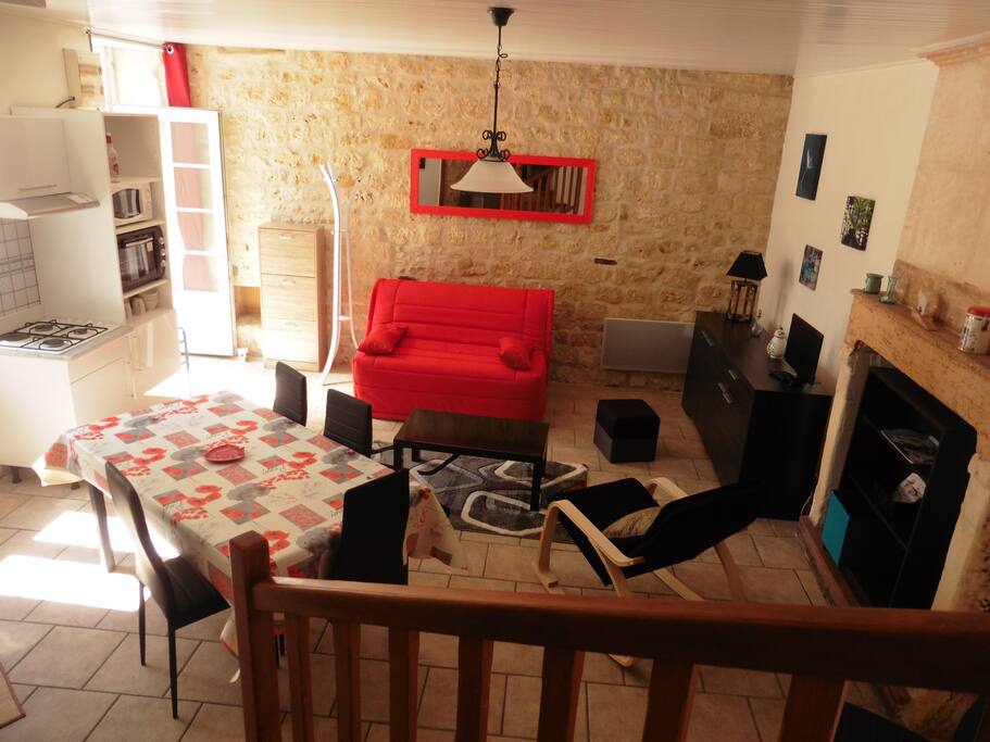 accés sur cour privative et salon de jardin