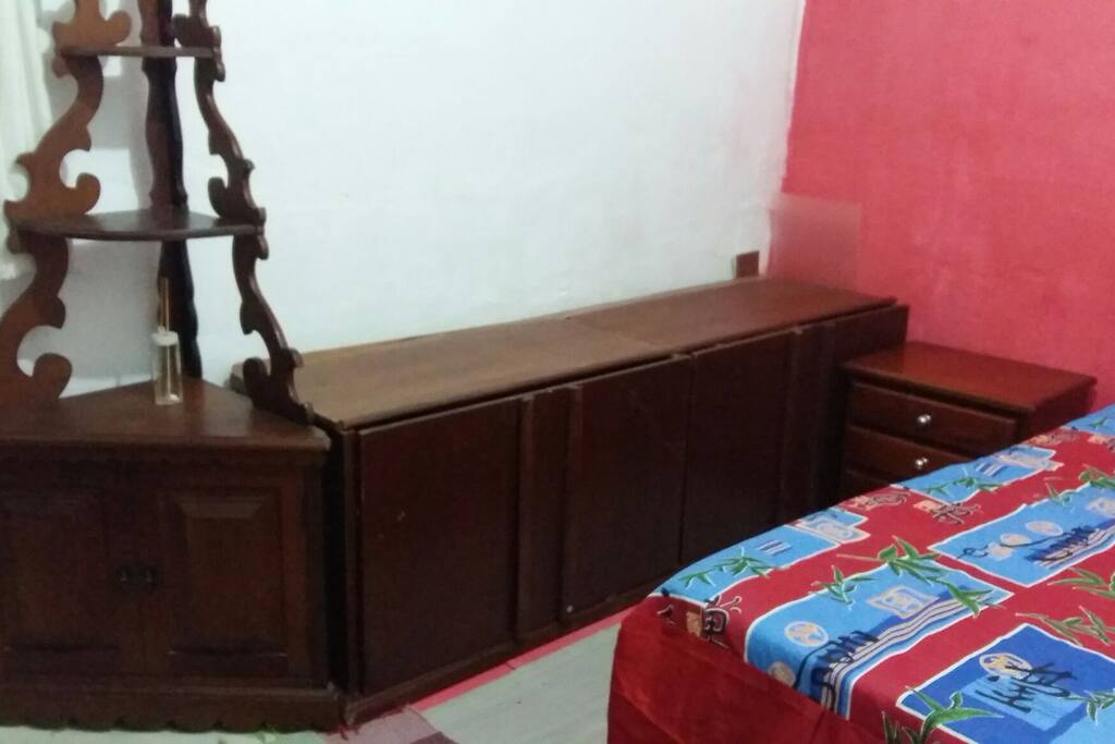 quarto com cama box casal Baú,criado mudo,cômoda ventilador de teto