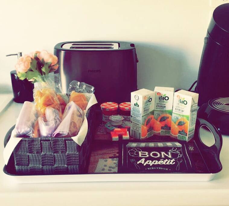 Petit déjeuner disponible en supplément avec café/thé, jus d'orange 100% pressé bio, brioche /petits pain suédois, croissant, beurre, confitures, Nutella, yaourt et fruit !